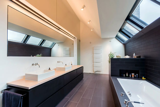 Badezimmer in Hamburg mit neuen Fliesen optisch aufbessern oder sanieren